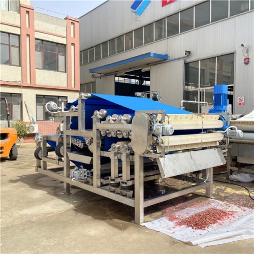 某食品廠訂購的1臺帶式果蔬榨汁機，試機檢驗合格準(zhǔn)備發(fā)貨！