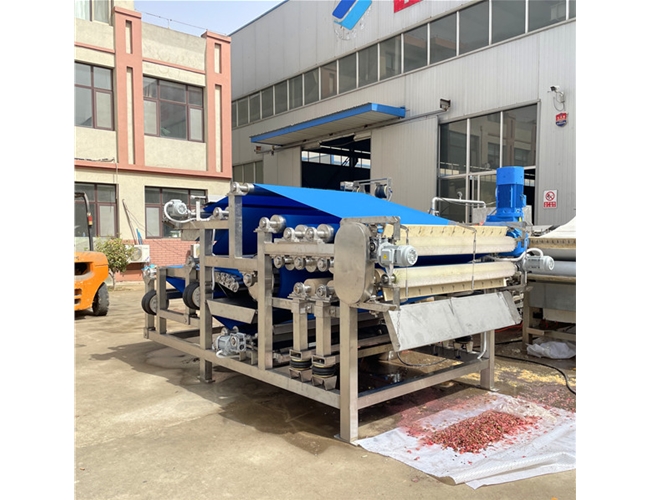 某食品廠(chǎng)訂購(gòu)的1臺(tái)帶式果蔬榨汁機(jī)，試機(jī)檢驗(yàn)合格準(zhǔn)備發(fā)貨！